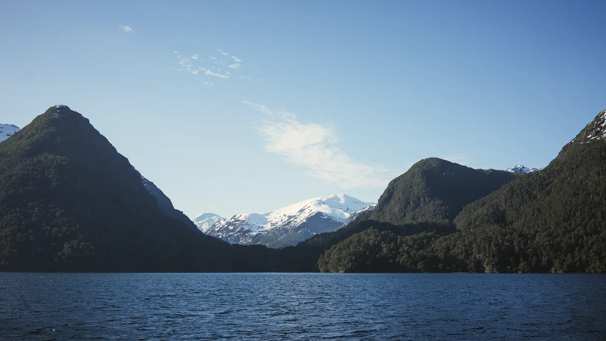 Montañas nevadas durante la navegación por el Nahuel Huapi. 