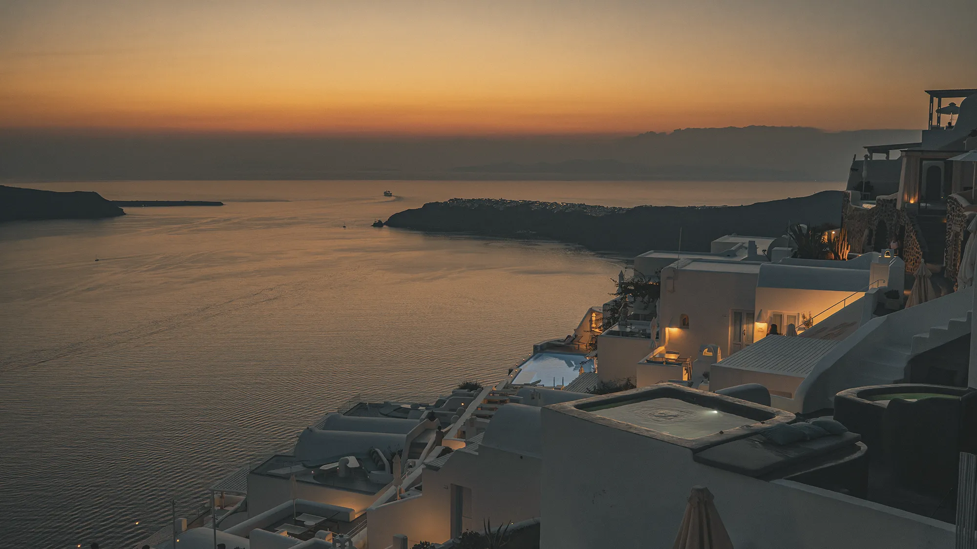 Panorámica de la caldera de Santorini al atardecer, desde Imerovigli.