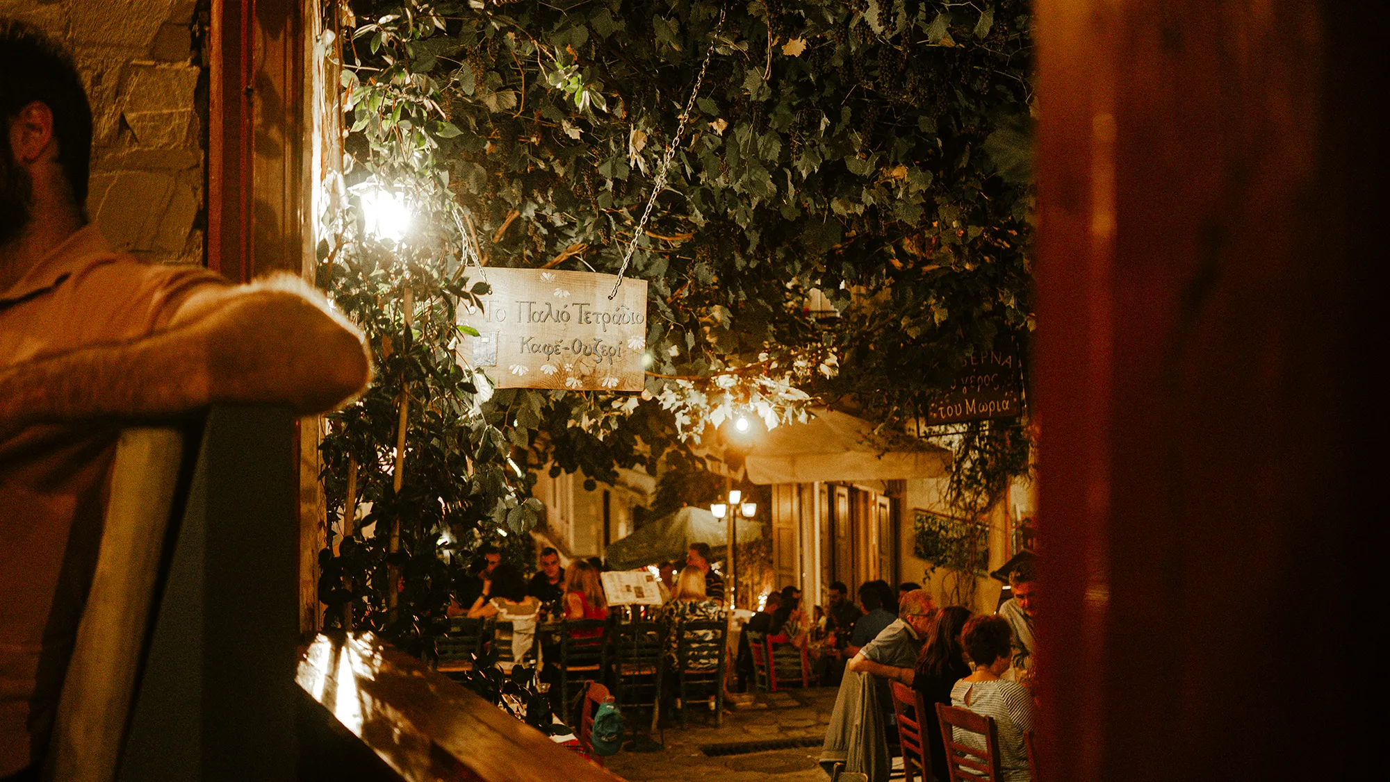 Restaurante en Plaka de noche. 
