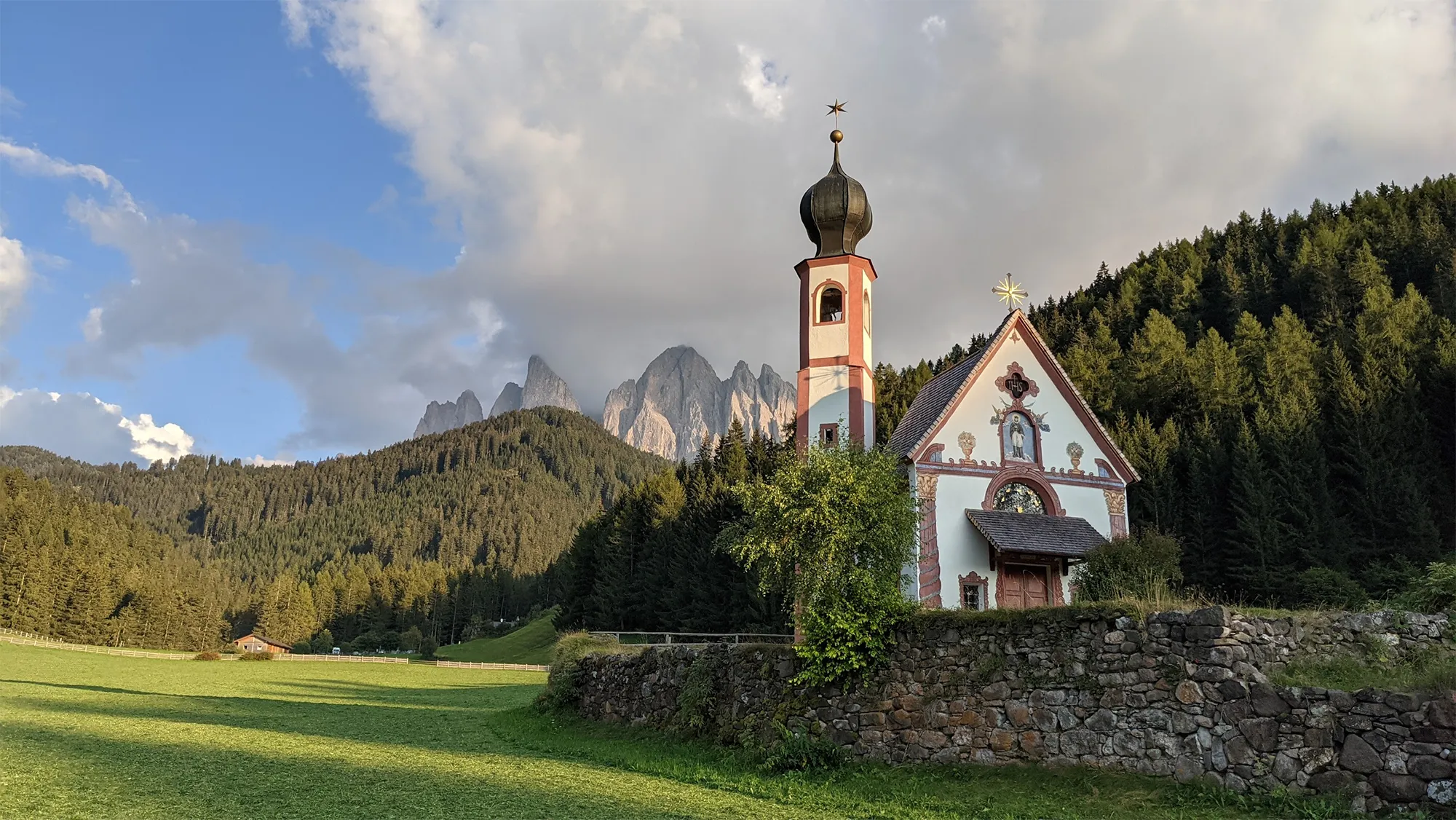 Iglesia de San Giovanni, en el Val di Funes