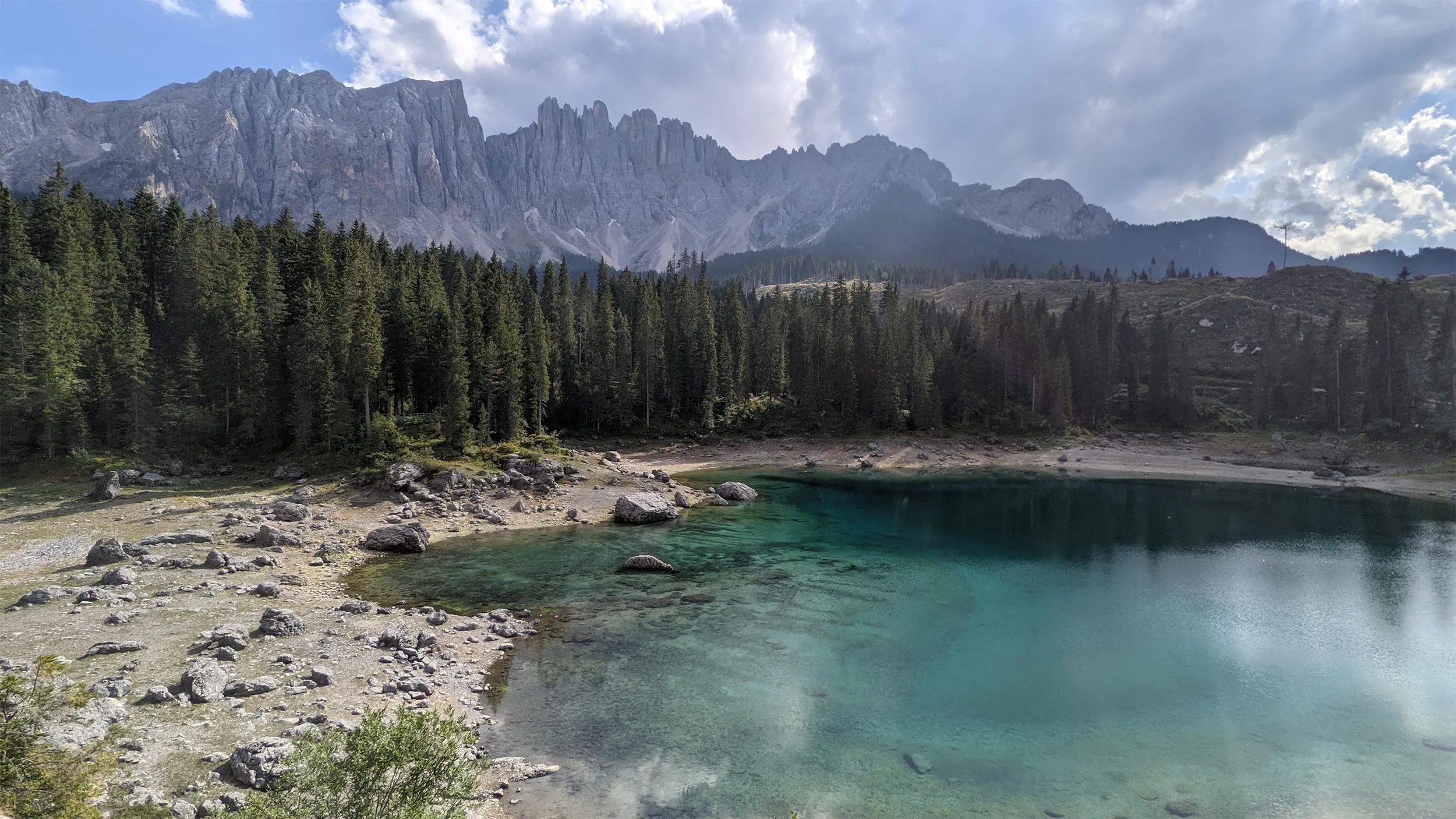 Vista del lago di carezza