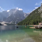 Típica postal del lago di Braies