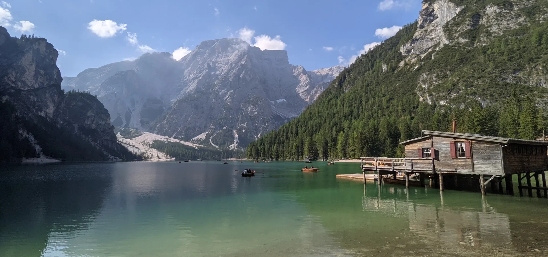 Típica postal del lago di Braies