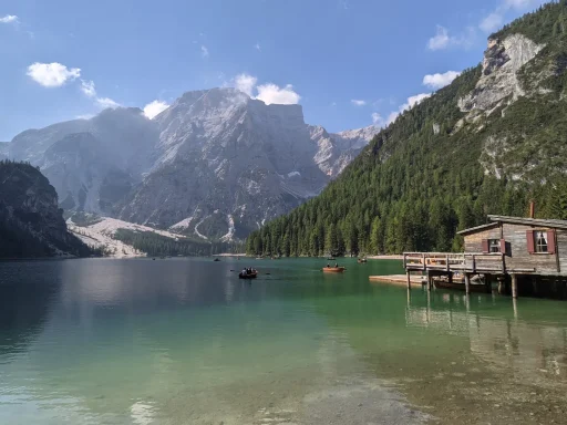 Típica postal del lago di Braies