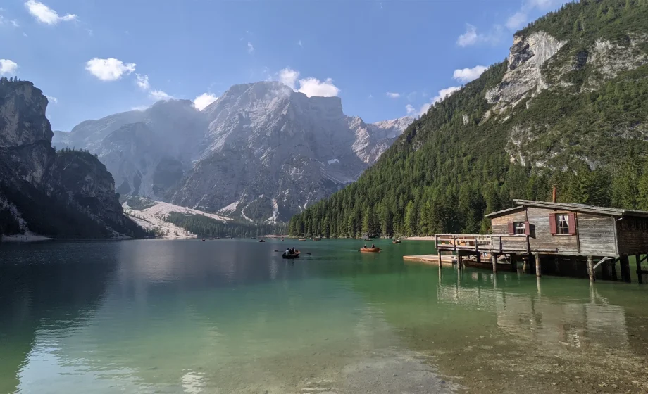 Típica postal del lago di Braies