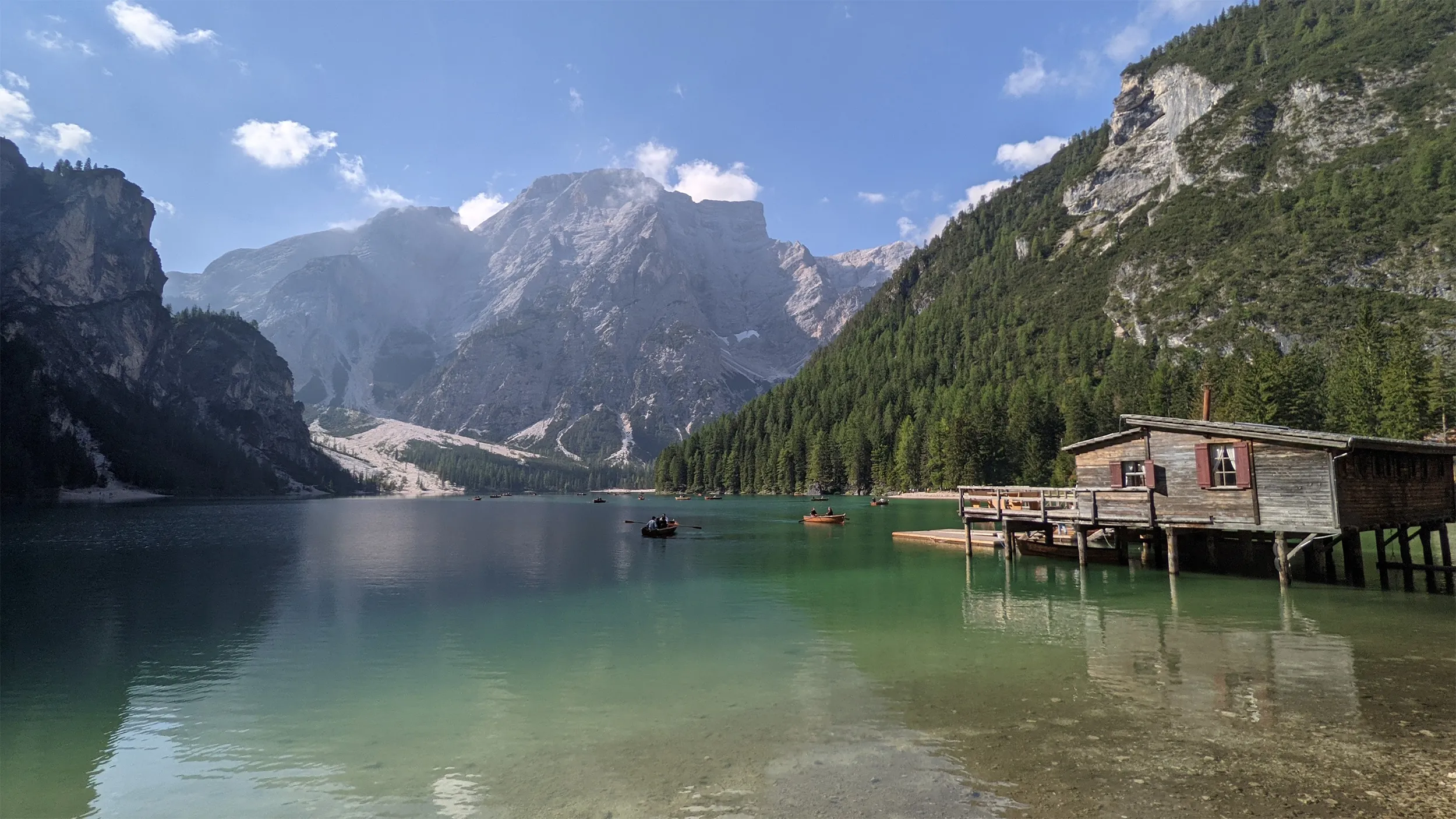 Típica postal del lago di Braies