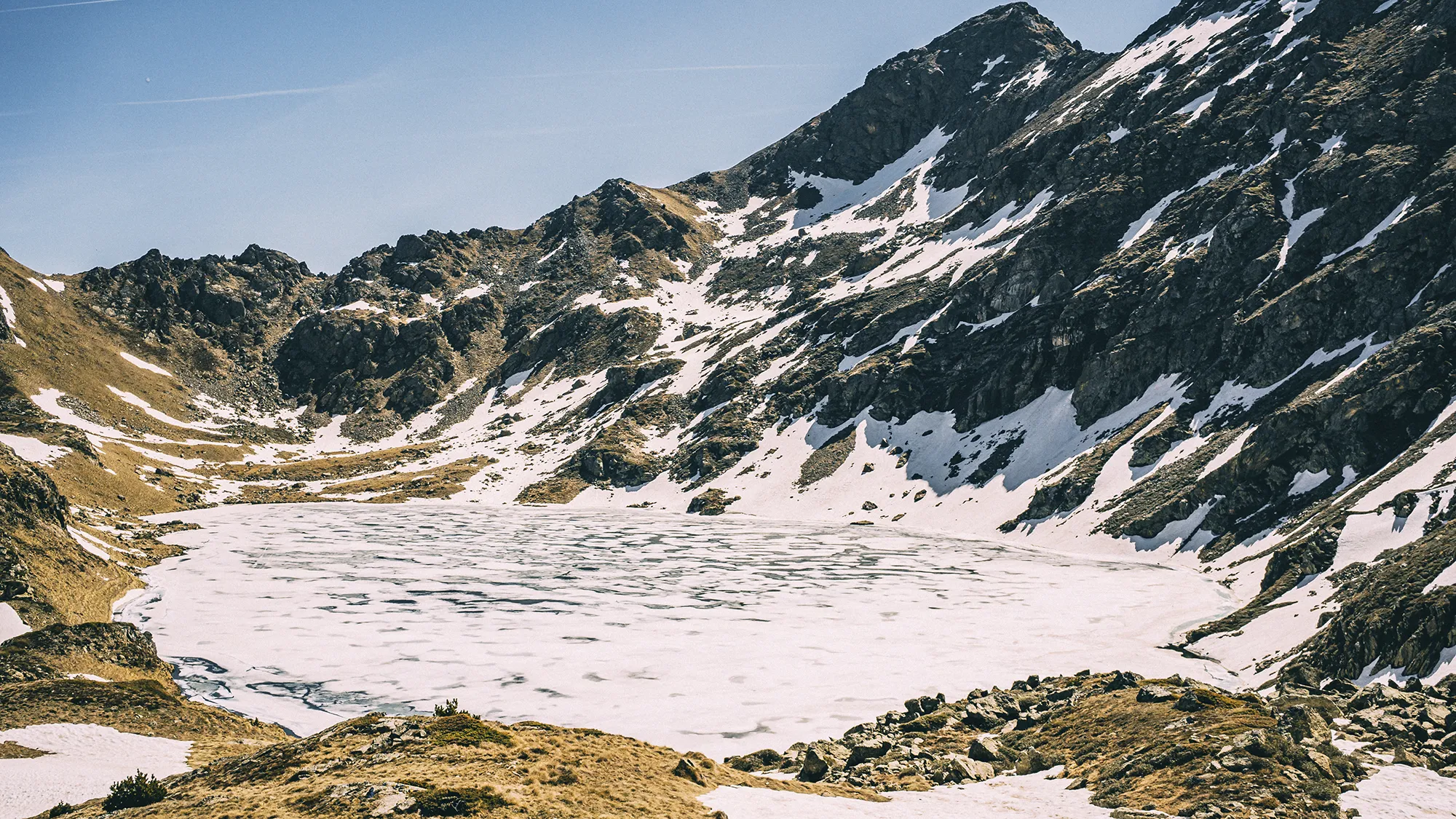 Imagen del Etang Blau, cubierto de nieve.