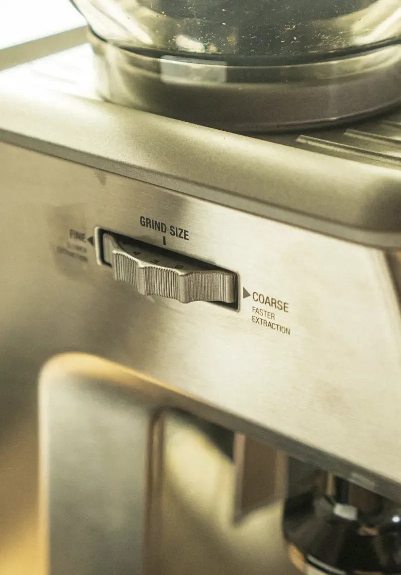 El dial de ajuste externo del molinillo en la Sage Barista Express.