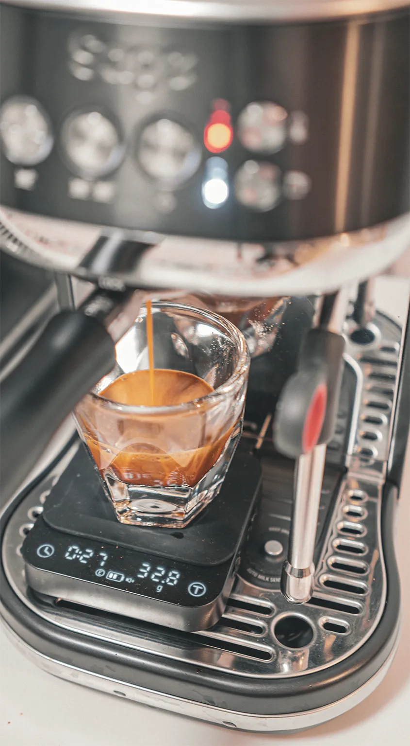 Imagen de la Bambino PLus extrayendo espresso.