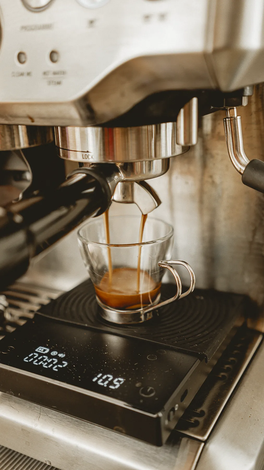 Sage Barista Express extrayendo espresso