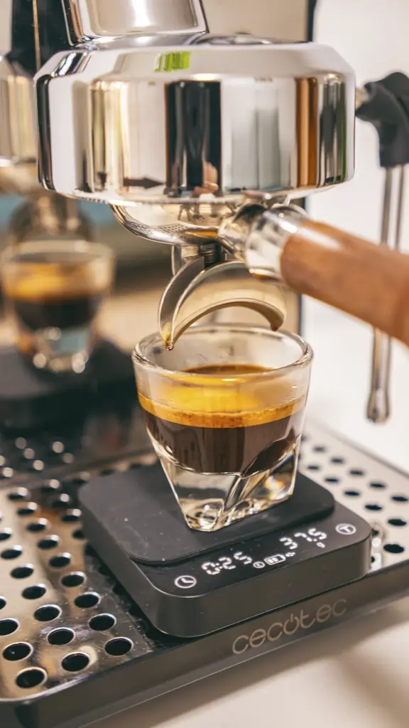 Imagen de un espresso recién extraído con la Baristeo Intima. 