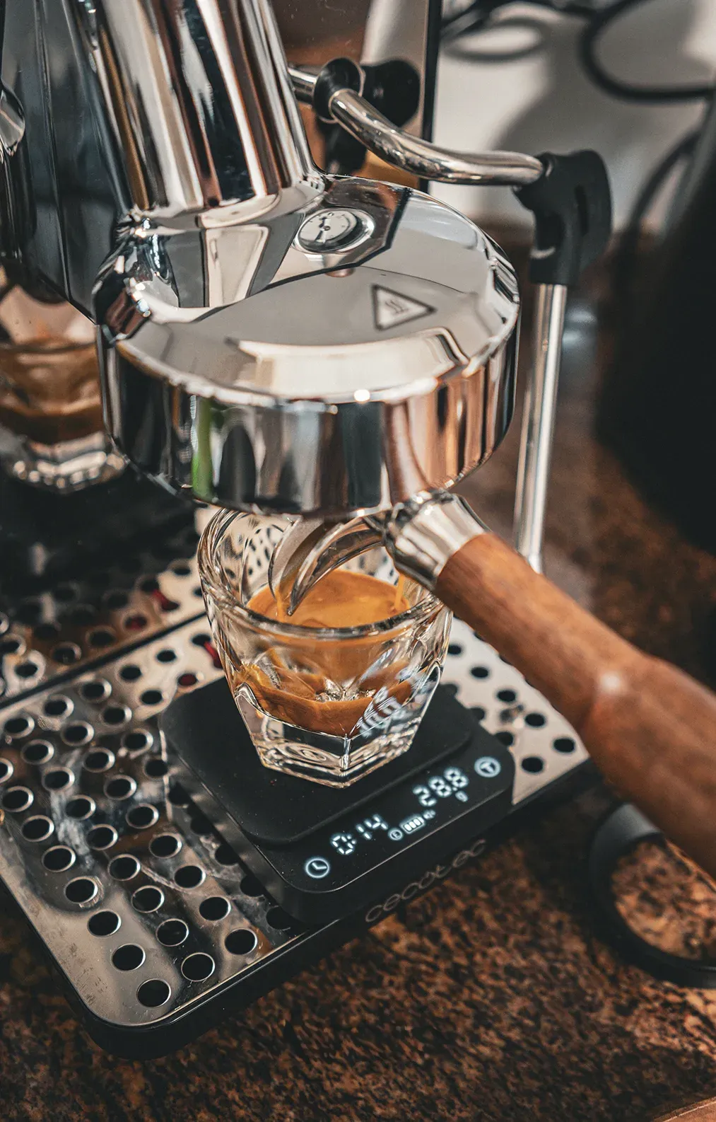 Imagen de la Baristeo Intima sirviendo espresso. 