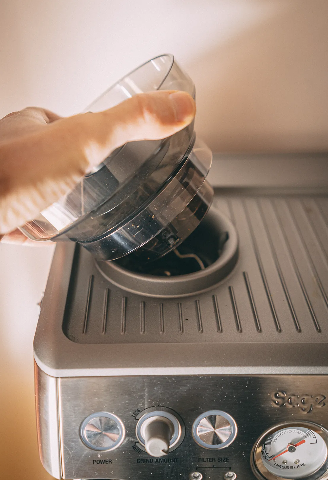 Retirando la tolva de la Sage Barista Express
